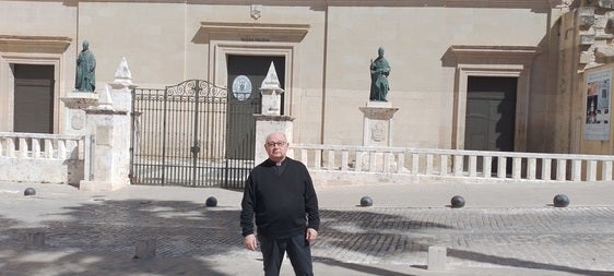 El abad de Xàtiva y vicario de la Vicaría Territorial VI, delante de la Colegiata de Santa María.