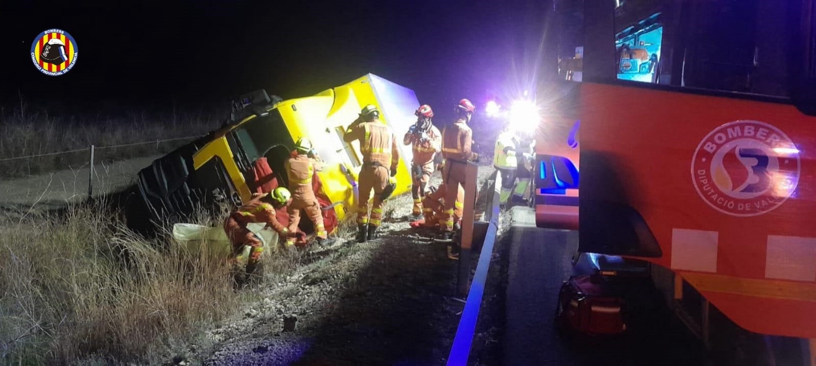 Momento en que los bomberos excarcelan al conductor del camión.