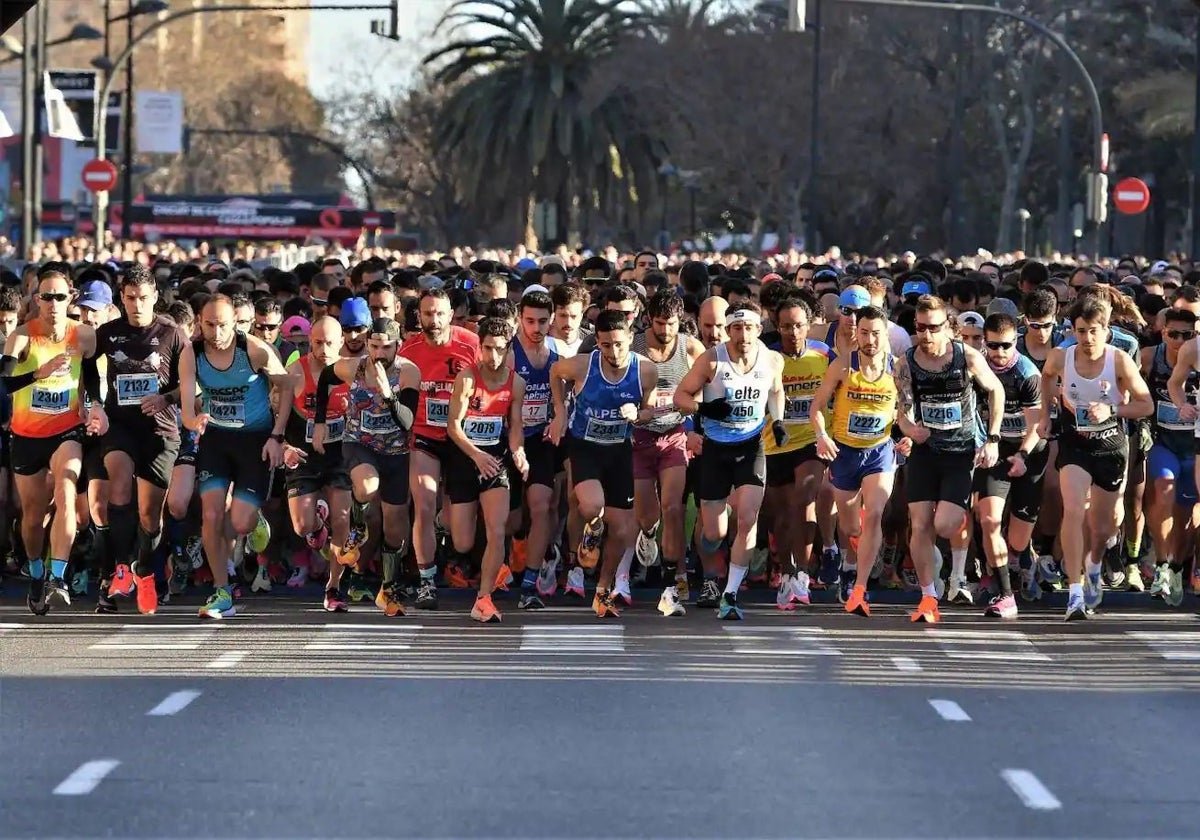 Participantes, tras el pistoletazo de salida de la última edición de la Runners Ciutat de València.