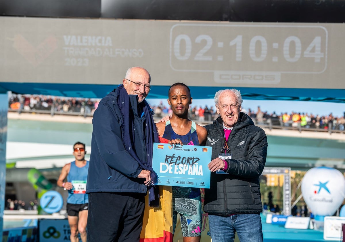 Juan Roig y Paco Borao, junto al atleta Tariku Novales, que logró en el Valencia el récor de España de maratón.