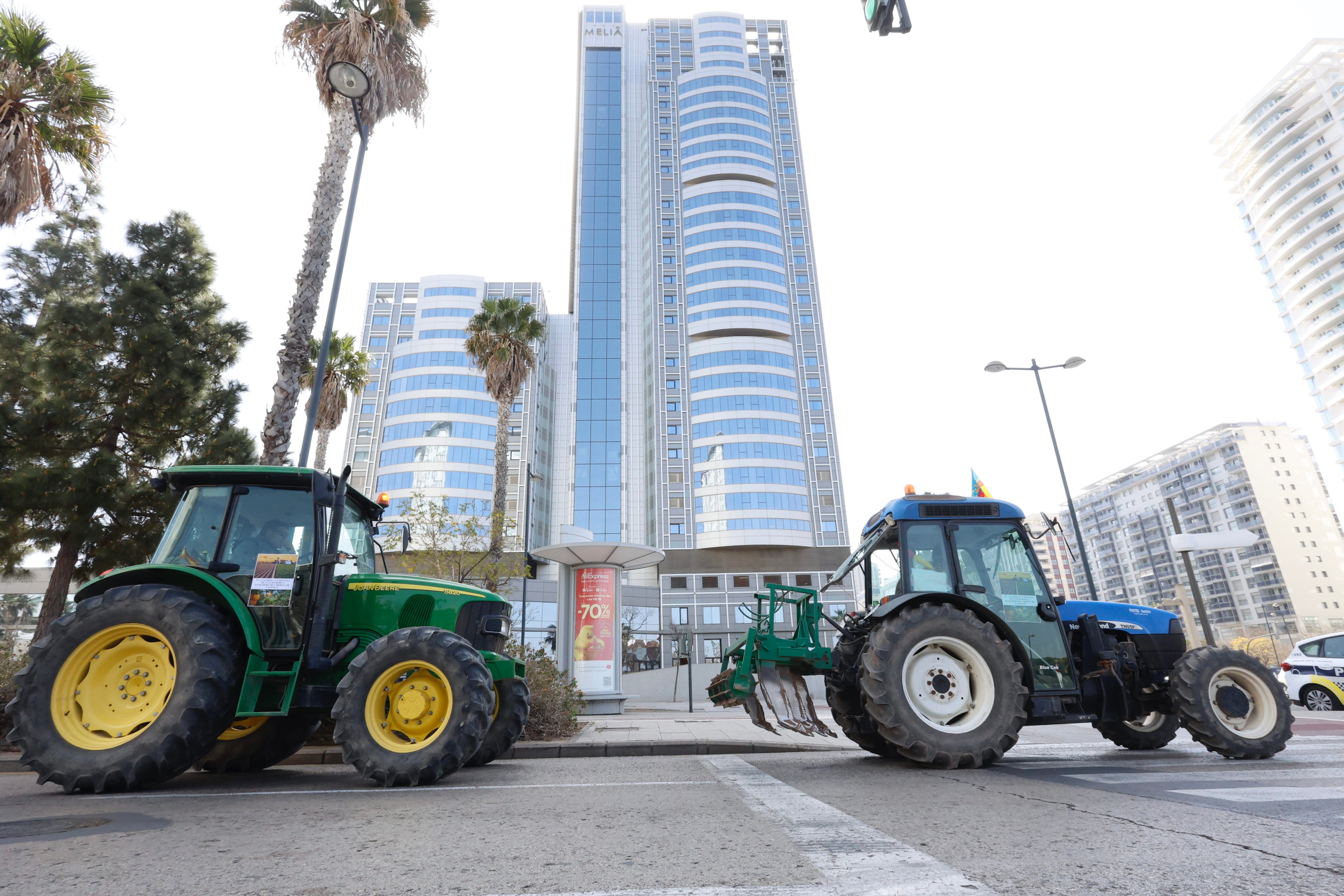 Los agricultores valencianos vuelven a tomar la calle con sus tractores, en imágenes