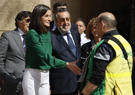 La Reina Letizia compra un cupón a la salida del acto de la Fundación ONCE.