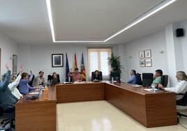 La votación de la moción durante el pleno celebrado en Benitatxell.