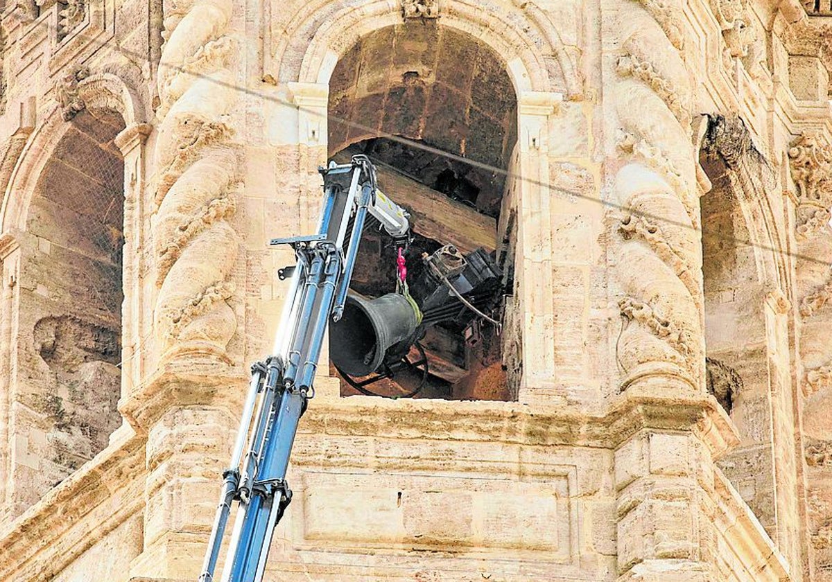 Retirada de una de las campanas de Santa Catalina en agosto de 2023.