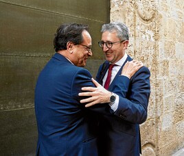 Vicent Soler y Arcadi España, consellers de Hacienda con el Botánico.