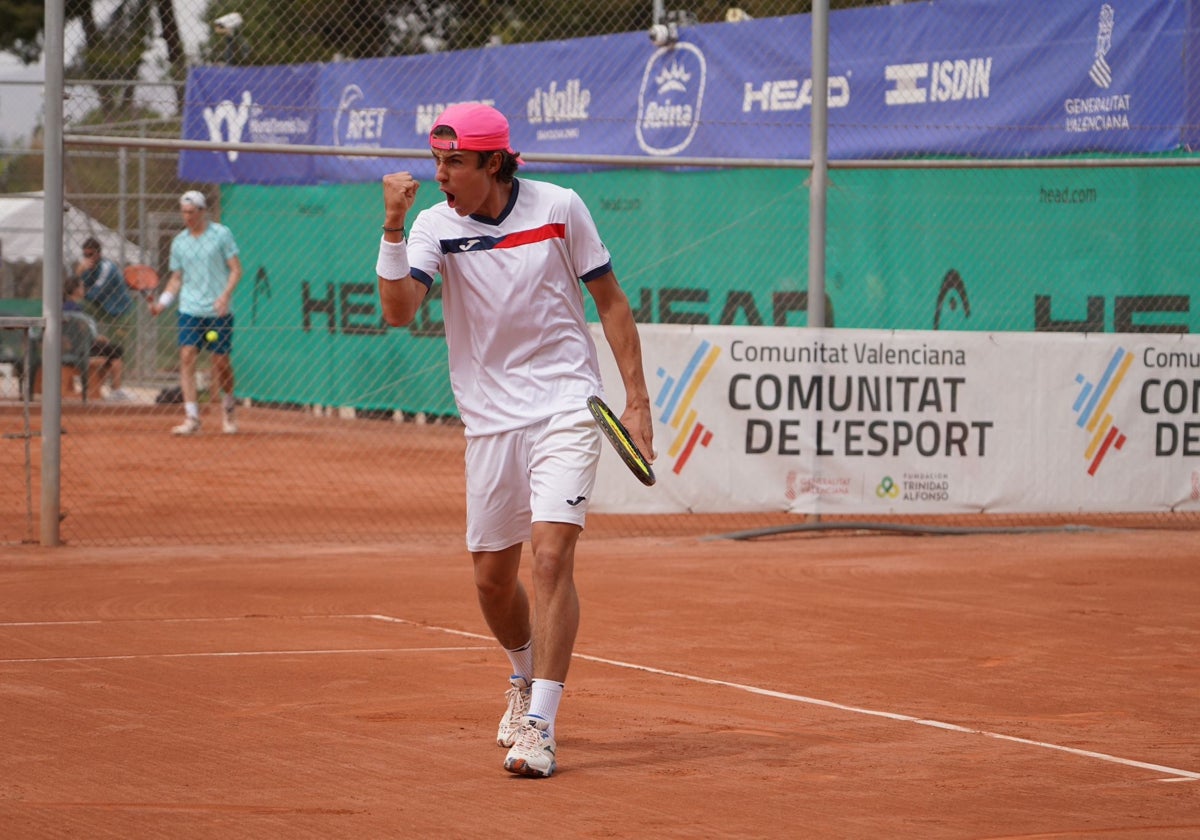 Andrés Santamarta celebrando la victoria