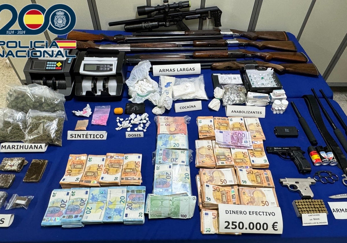 Droga, dinero y armas confiscados por la Policía Nacional al grupo de traficantes desmantelado.