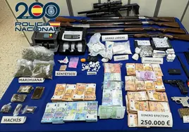 Droga, dinero y armas confiscados por la Policía Nacional al grupo de traficantes desmantelado.