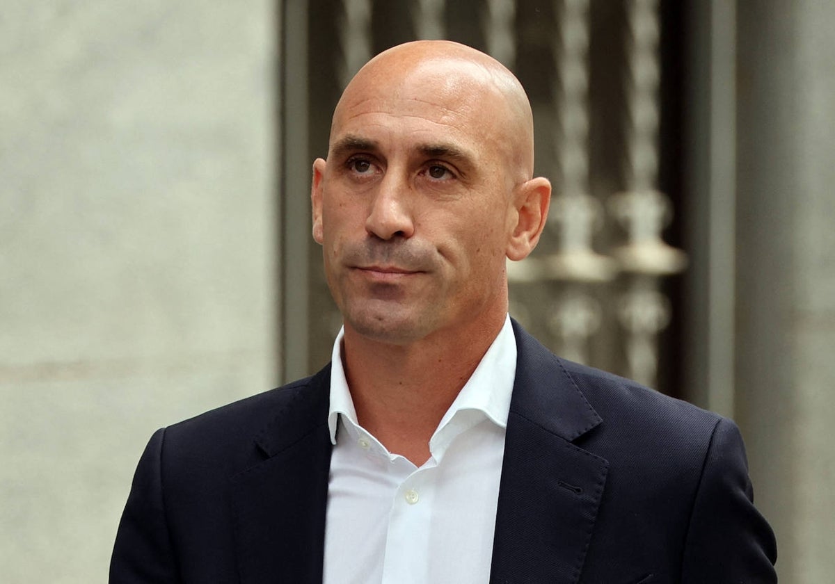 Luis Rubiales abandonando la Audiencia Nacional