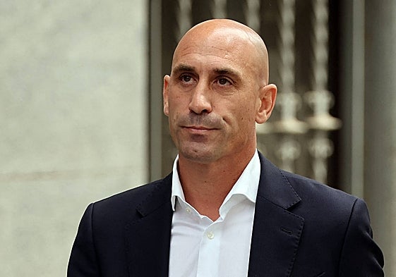 Luis Rubiales abandonando la Audiencia Nacional