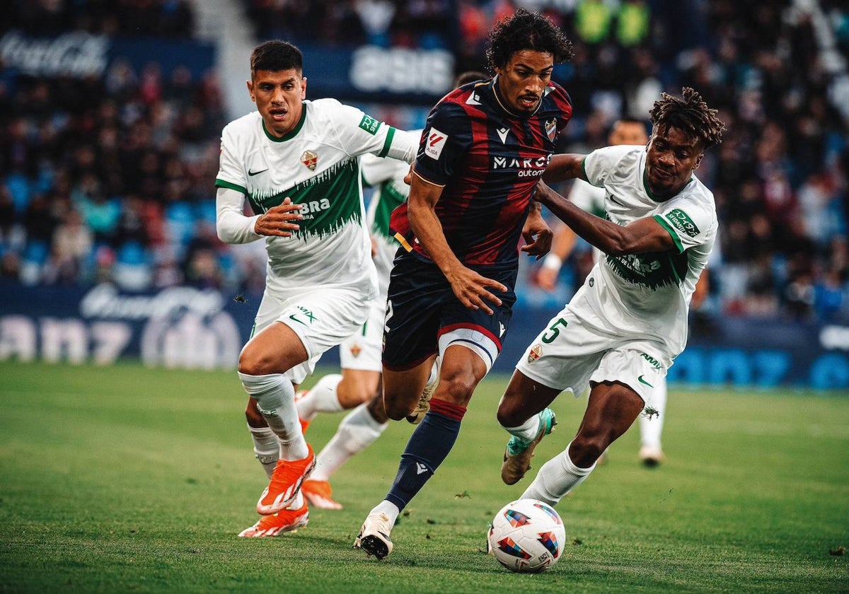 Fabrício disputa un balón contra el Elche.