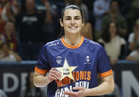 Leticia Romero posa con el trofeo de MVP de la Copa de la Reina.