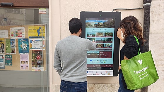 Tierra Bobal coloca puntos de información en sus nueve municipios