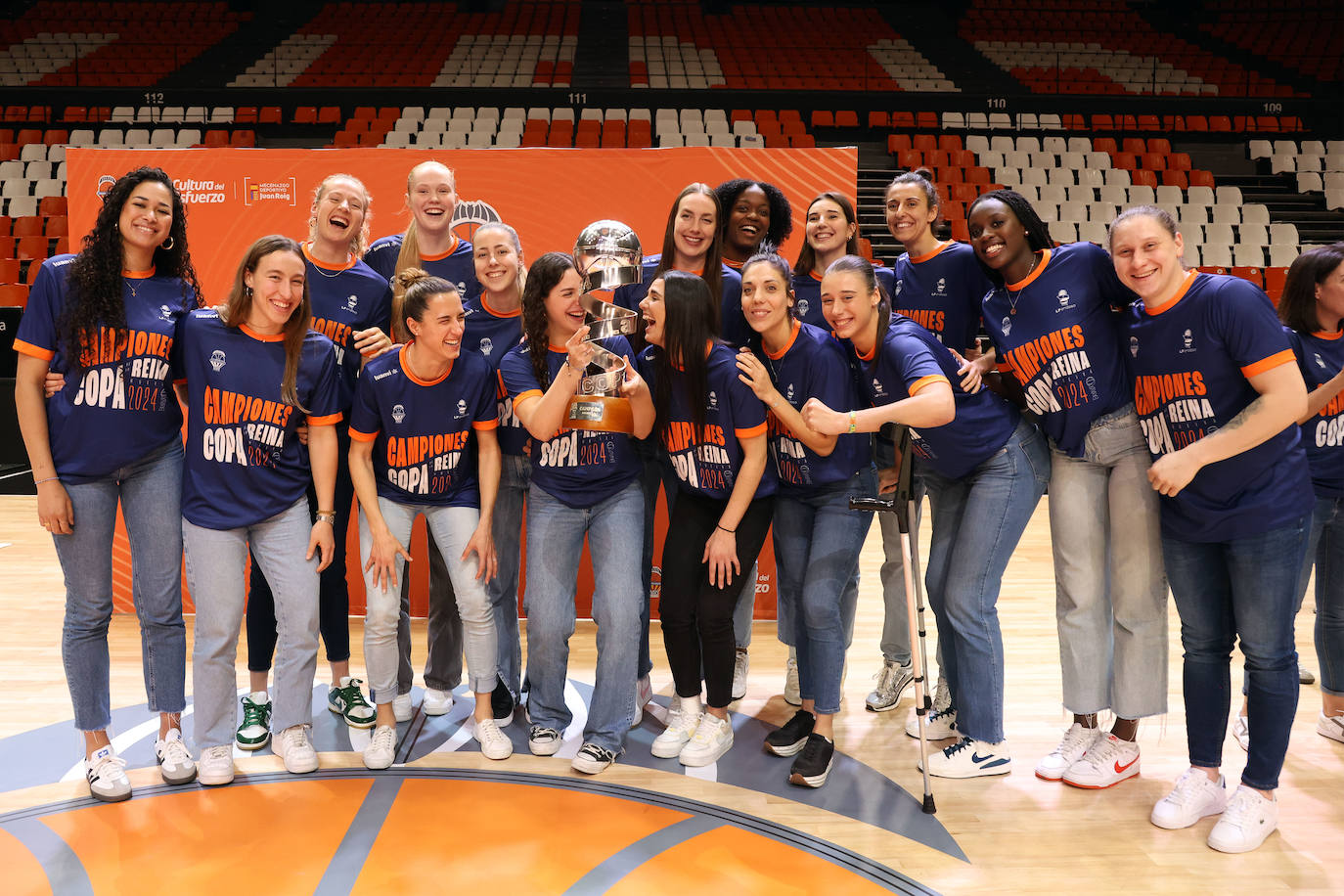 Celebración del Valencia Basket Femenino tras ganar la Copa de la Reina