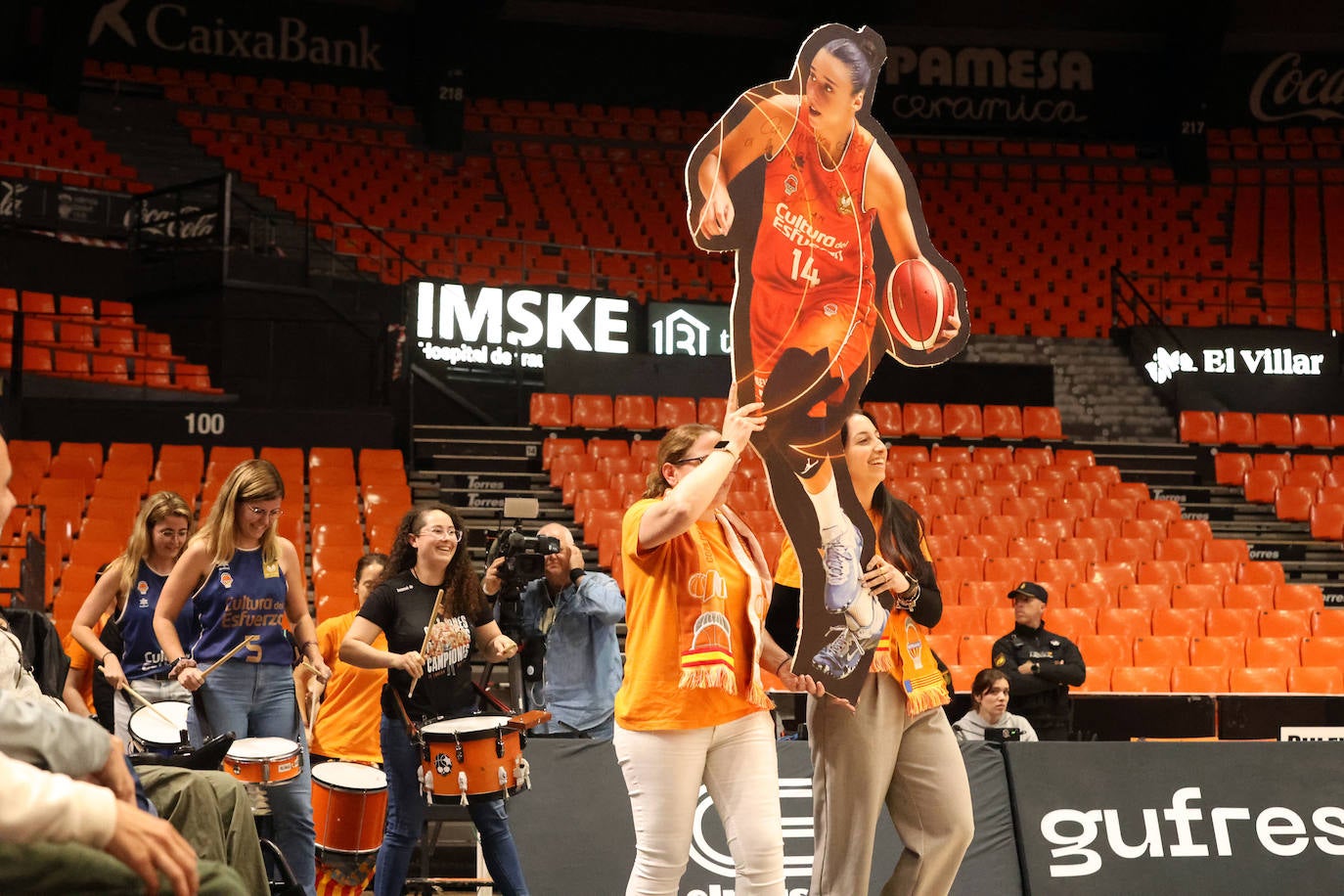 Celebración del Valencia Basket Femenino tras ganar la Copa de la Reina