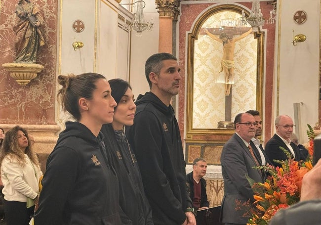 Las capitanas y entrenador de Valencia Basket en la Basílica