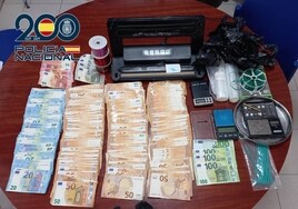 Dinero, dosis de cocaína y otros útiles intervenidos a los traficantes.