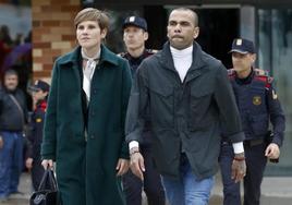 Alves, al salir de prisión junto a su abogada Inés Guardiola.