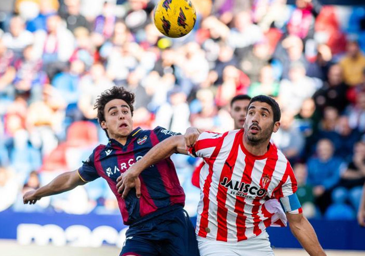 Carlos Álvarez pelea con un rival en el partido contra el Sporting.