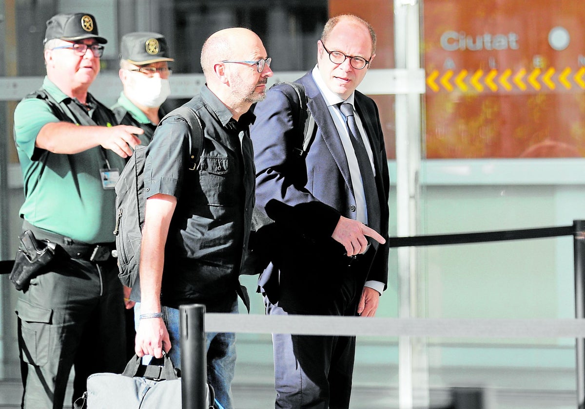 Francis Puig, junto a su letrado, en la Ciudad de la Justicia.