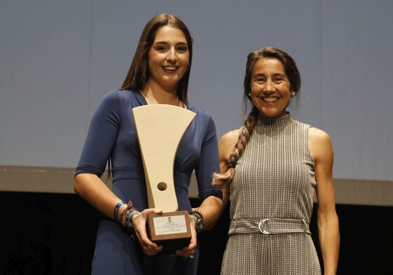 Claudia Lledó con su trofeo, junto a Lili Riva.