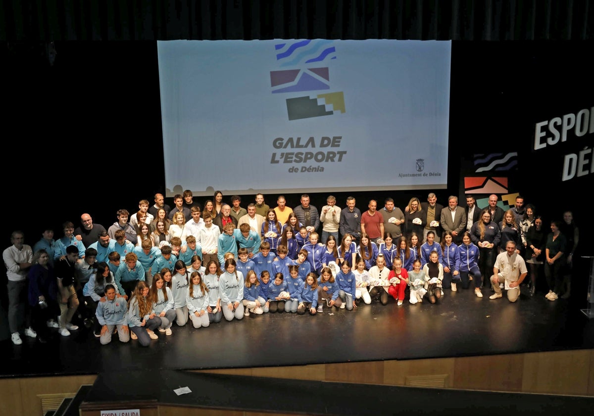 Imagen principal - Todos los premiados con las autoridades, el equipo del Paidos Dénia e Irene y Henar Molina, del Levante UD.