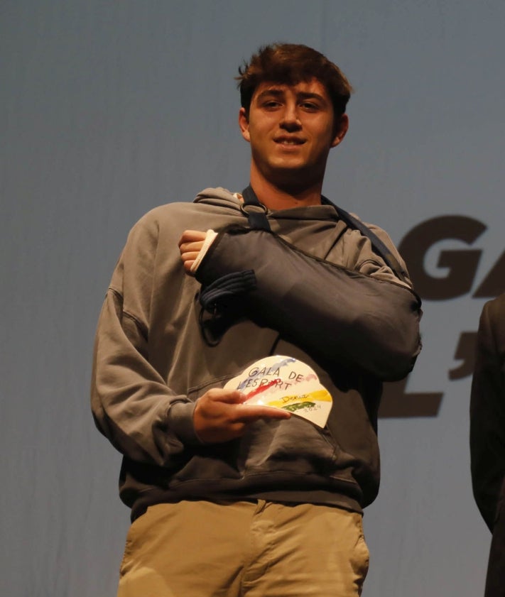 Imagen secundaria 2 - Fiamma Benítez y el tío de Pepelu con el edil de Deportes, premiadas en gimnasia rítmica y el portero José Iglesias. 