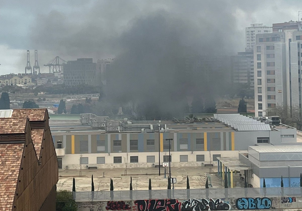 Un incendio en una chabola cerca del circuito de Fórmula 1 provoca una gran columna de humo