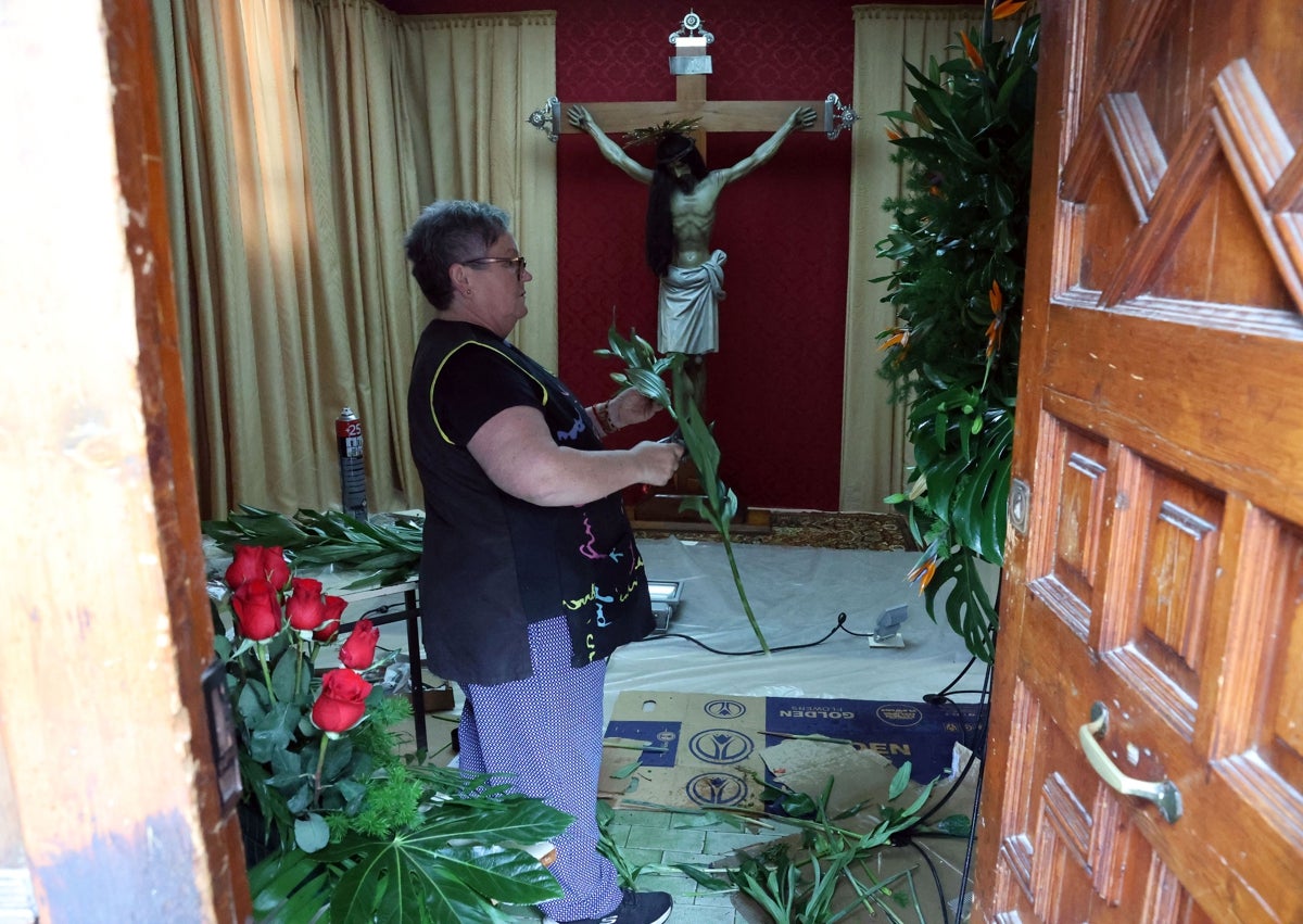 Imagen secundaria 1 - Raquel Navarro, devota que tendrá al Cristo del Salvador y del Amparo, en el casal de Barraca-Columbretes, y la florista Maribel, de 'Tulipán', en el proceso de crear la decoración. 