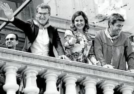 Feijóo, Catalá y Mazón, en el balcón del Ayuntamiento de Valencia.