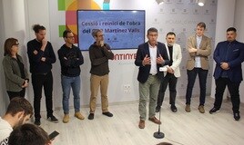 Momento en el que el alcalde informa de la reanudación de las obras del Martínez Valls.