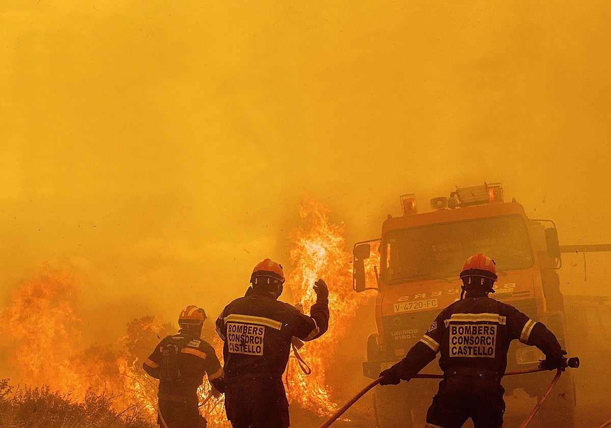 Bomberos del Consorcio de Castellón en un incendio forestal.