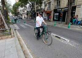 Carril ciclista por la avenida Reino de Valencia.