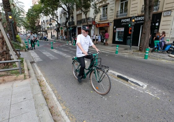 Carril ciclista por la avenida Reino de Valencia.