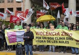 Profesores se concentran contra las agresiones.