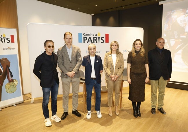 Ricardo Ten y representantes de CaixaBank durante la presentación de «Camino a París»