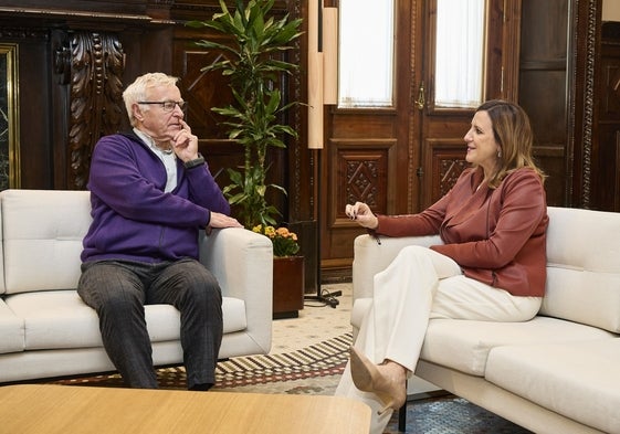 Joan Ribó y María José Catalá durante su encuentro en el Ayuntamiento.