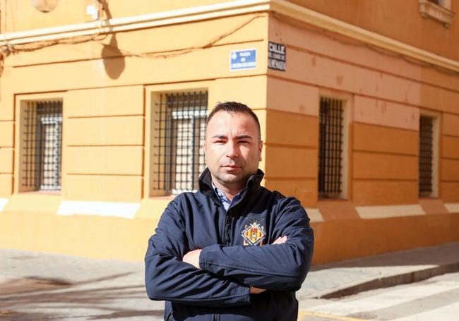 Carles Genís, presidente de la Junta Mayor de la Semana Santa Marinera, junto a la iglesia de Nuestra Señora de los Ángeles del Cabanyal.