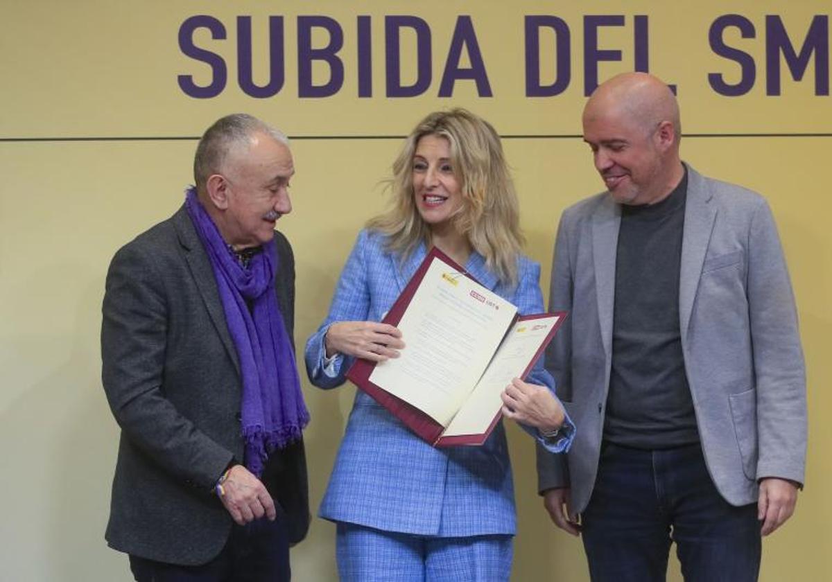 La vicepresidenta segunda del Gobierno y ministra de Trabajo y Economía Social, Yolanda Díaz (c), posa con los secretarios generales de CCOO, Unai Sordo (d), y UGT, Pepe Álvarez