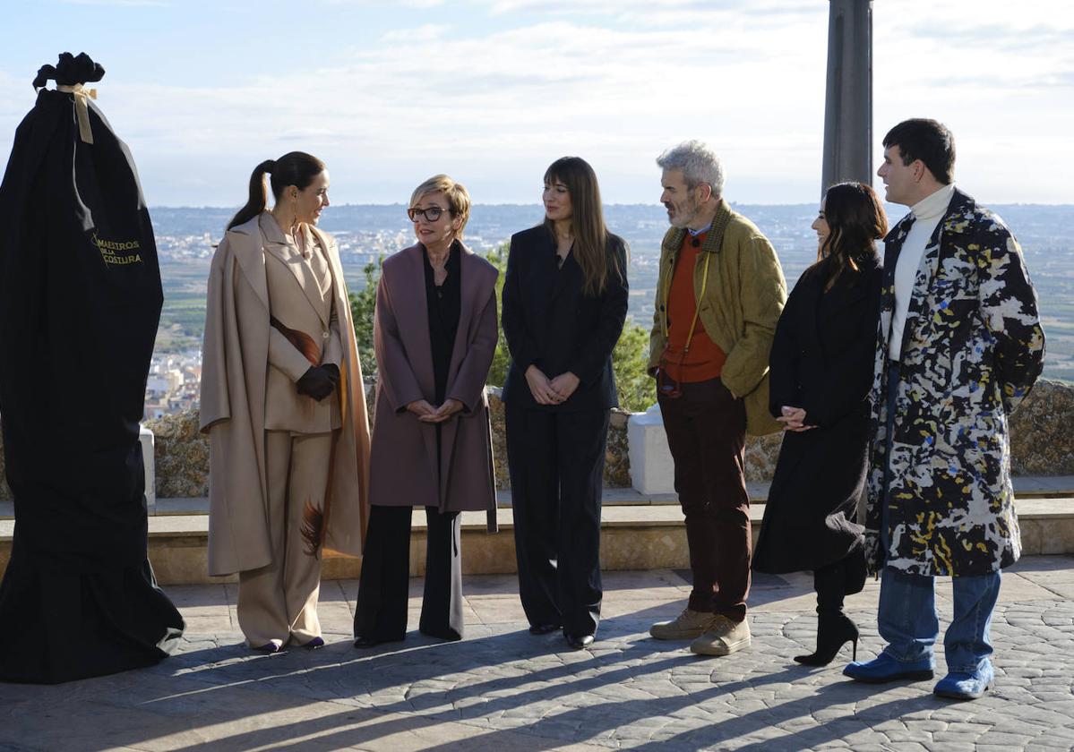 Raquel Sánchez Silva junto a Isabel Sanchis, su hija, Paula Maiques, Lorenzo Caprile, María Escoté y Palomo Spain en Benaguasil.