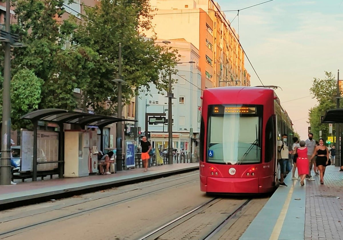 Los metros y tranvías entre Valencia y el área metropolitana circularán hasta cerca de las 03.00 horas.