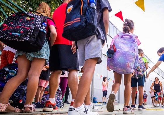 Un grupo de alumnos entrando en su colegio, el primer día del curso 2023-2024.