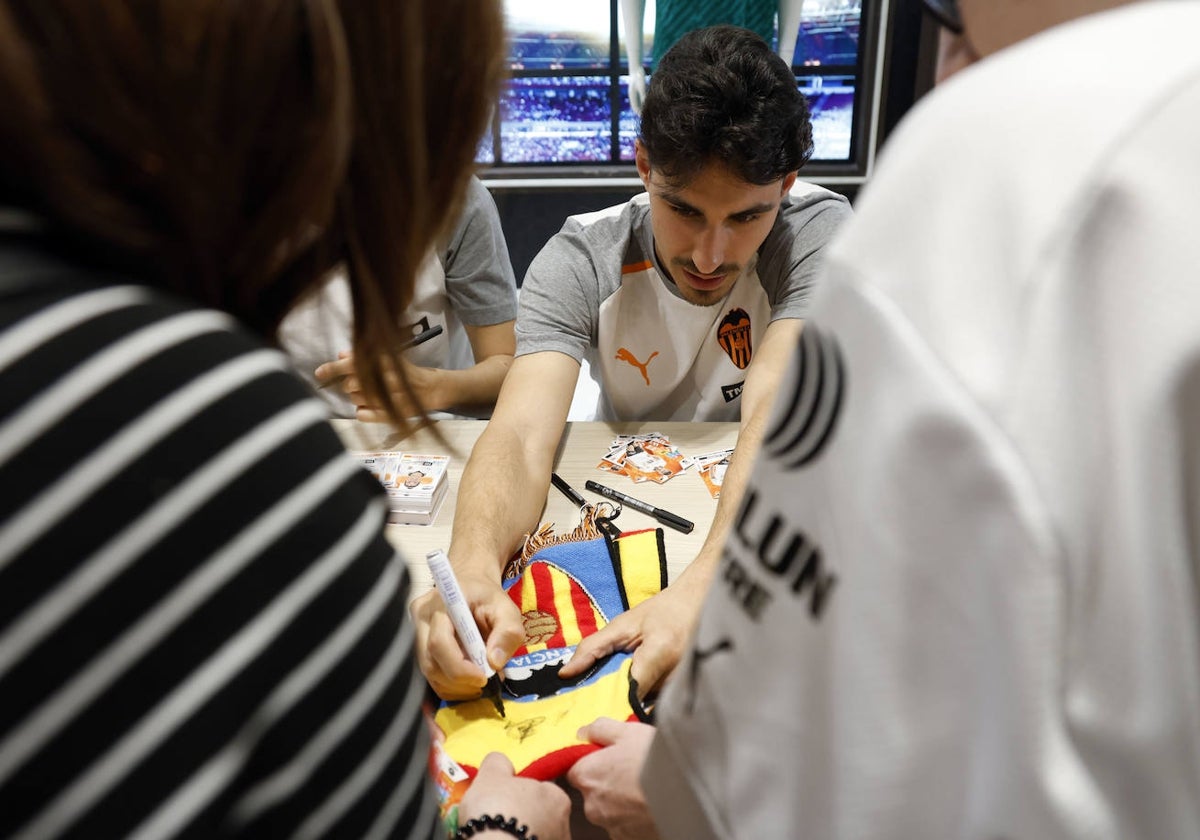 Andre Almeida firmando autógrafos