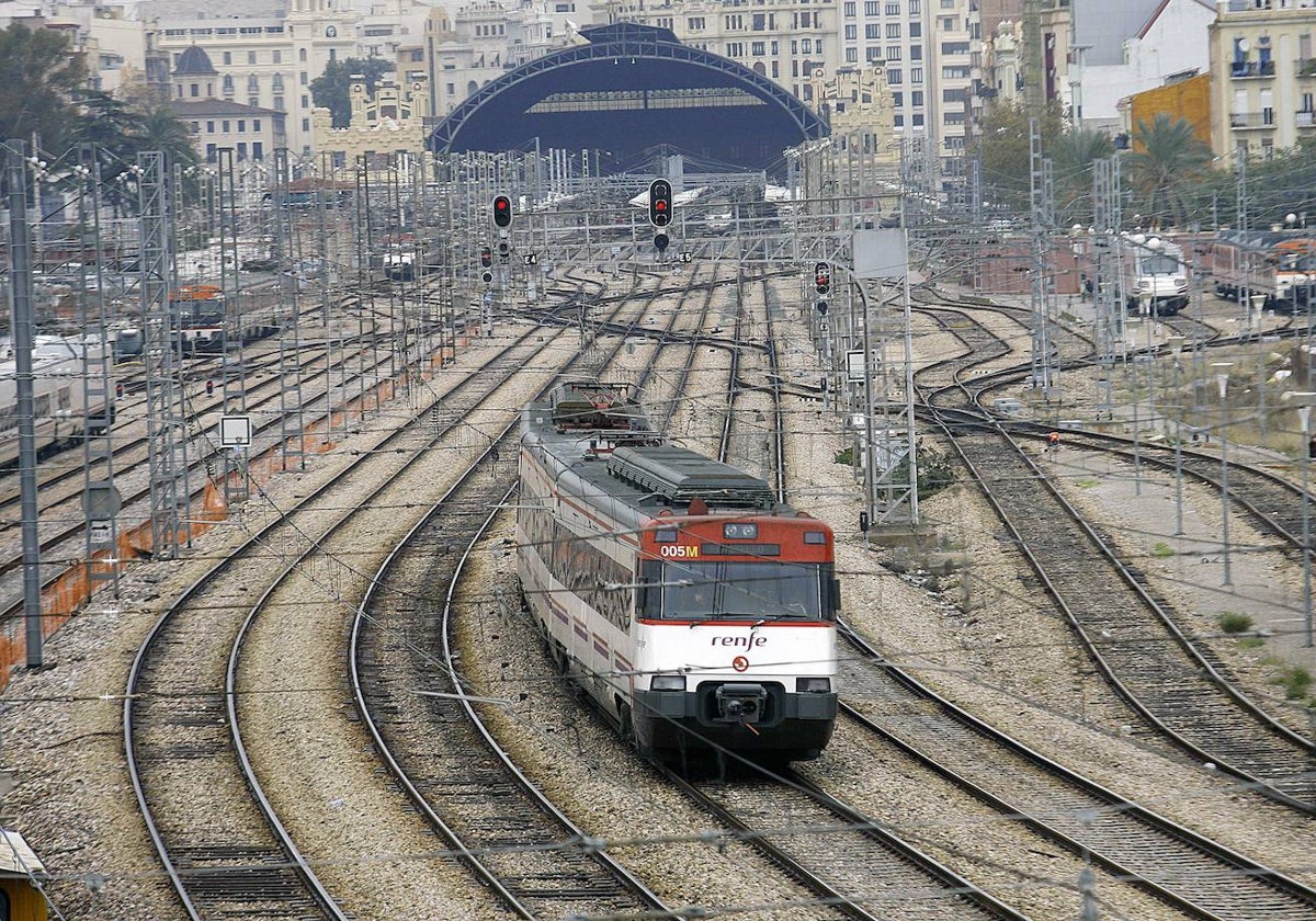 Un tren de Cercanías, a la salida de la estación del Norte.