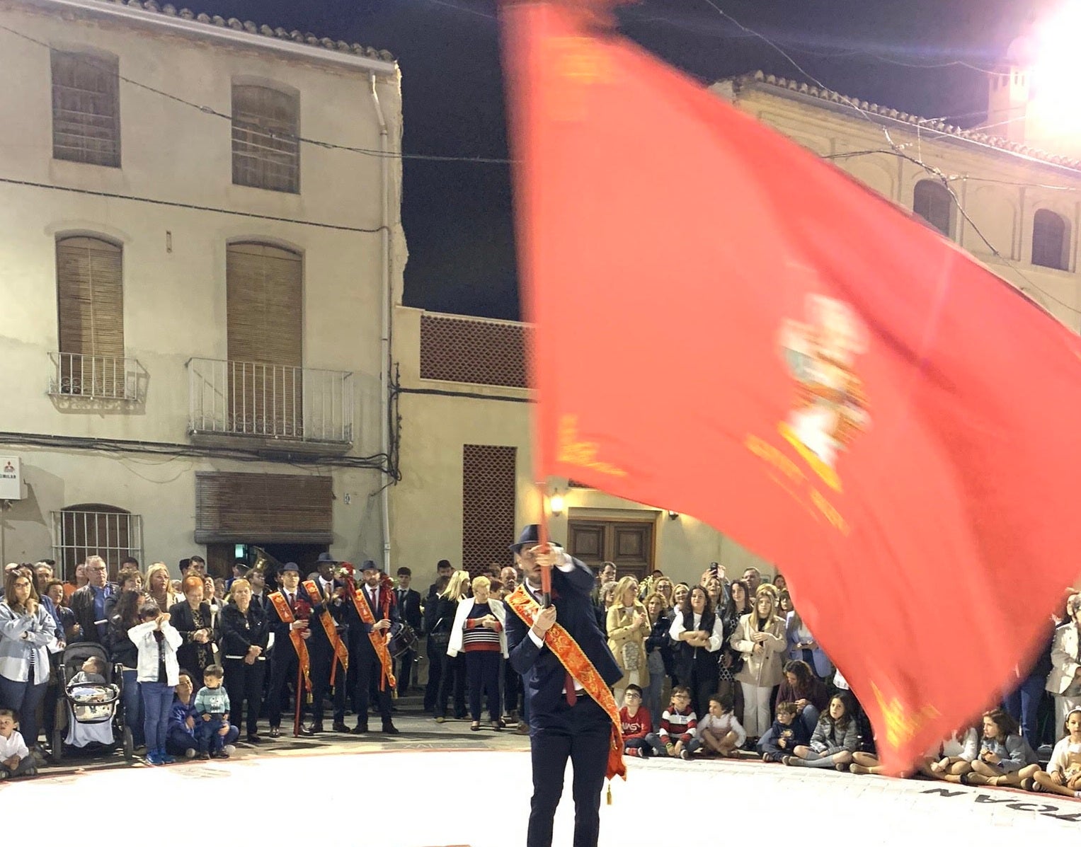 Momento de la ballà de la bandera.