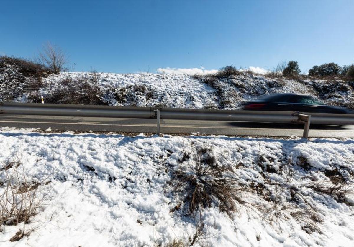 Nieve en una carretera.