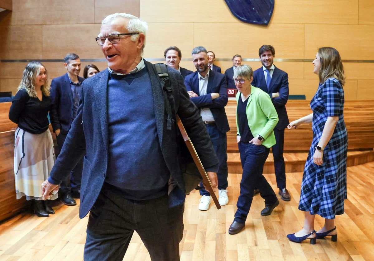 Despedida del concejal de Compromís y exalcalde de Valencia, Joan Ribó, tras recibir obsequios y aplausos en el pleno de Valencia.