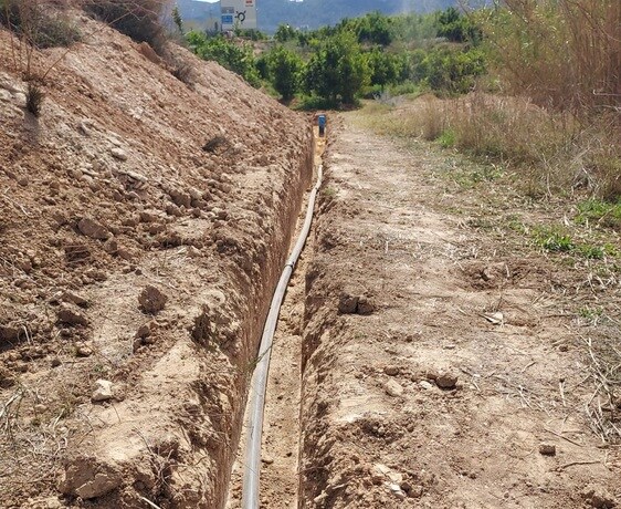 Zanja abierta para soterrar la conducción de agua.