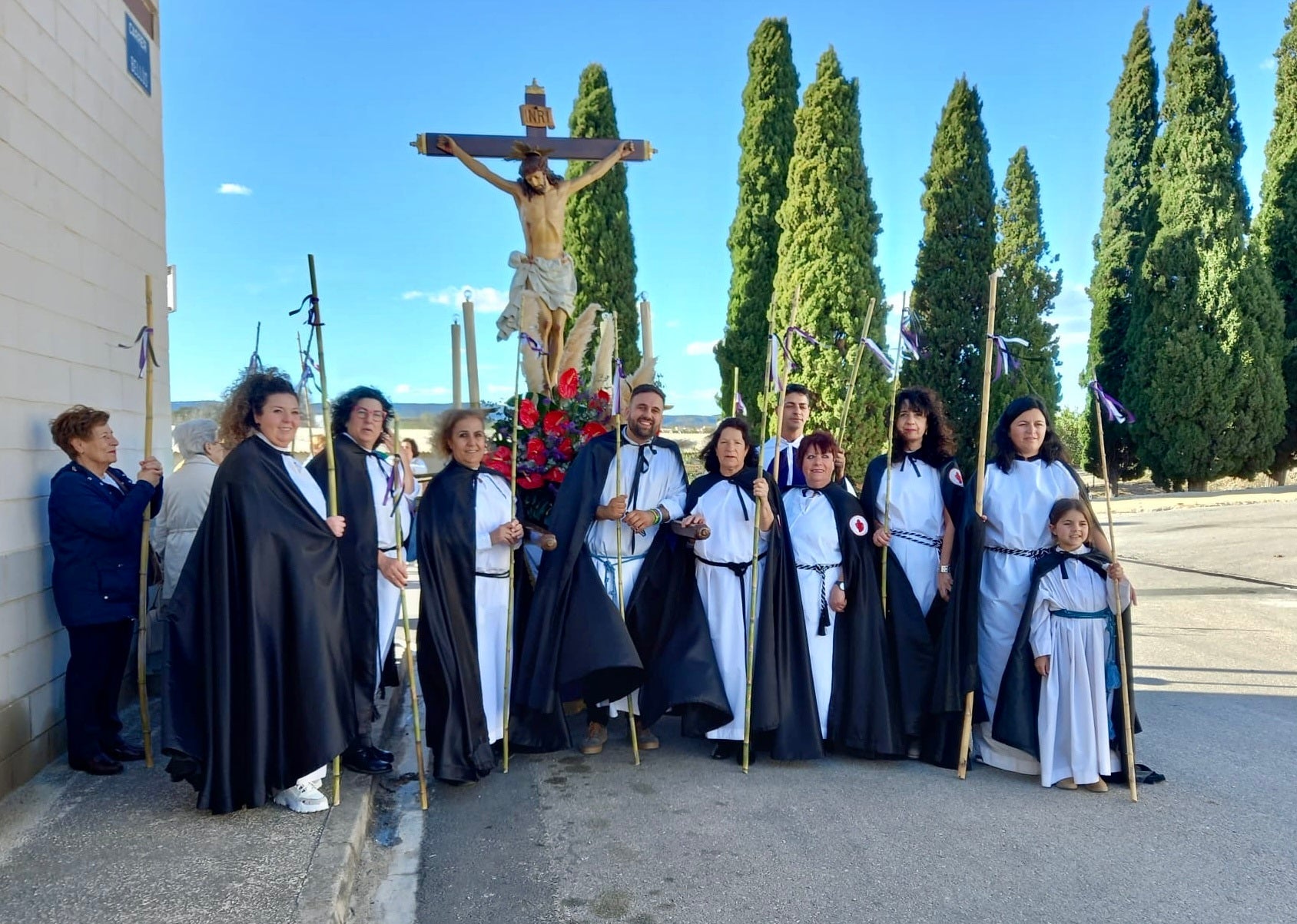 Hermanos y hemranas del Cristo de Montaverner.