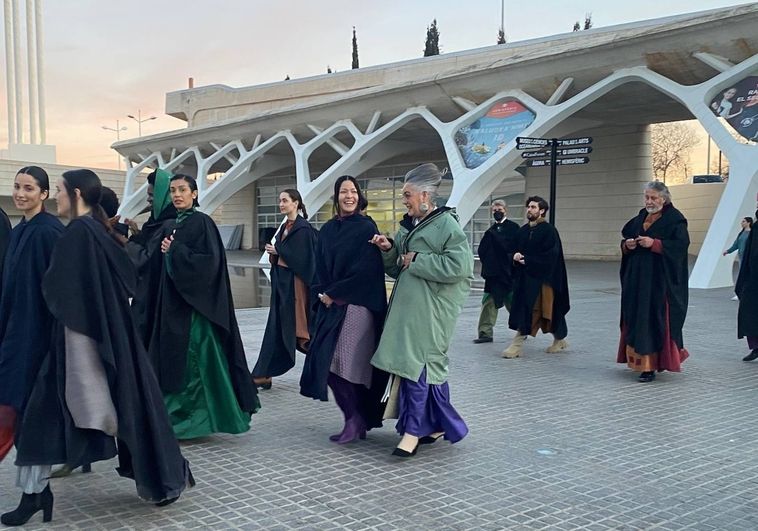 Los figurantes ataviados como personajes de 'Andor', en el entorno de la Ciudad de las Artes y las Ciencias